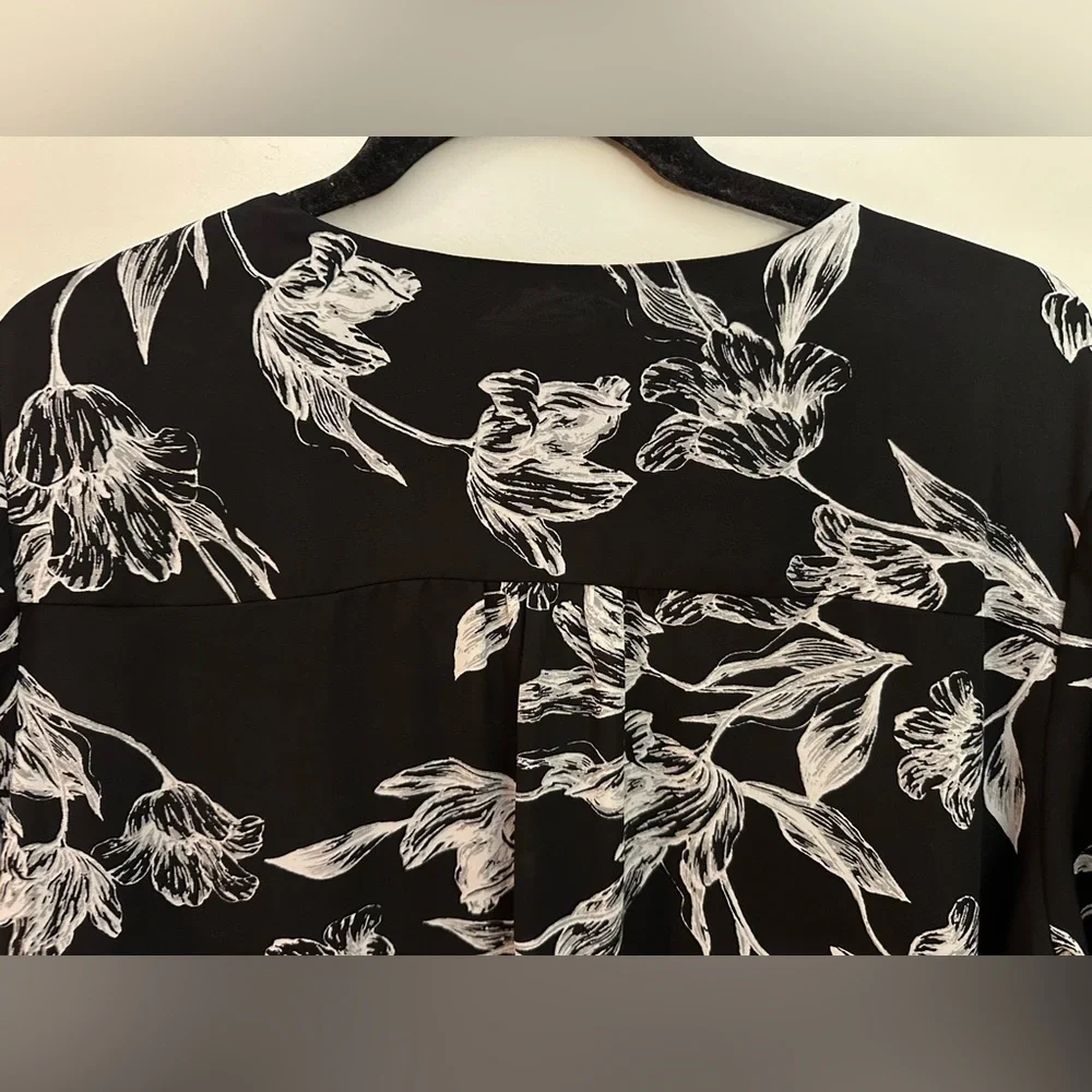 Chelsea & Theodore Black White Floral Blouse Size 1X  Like New
